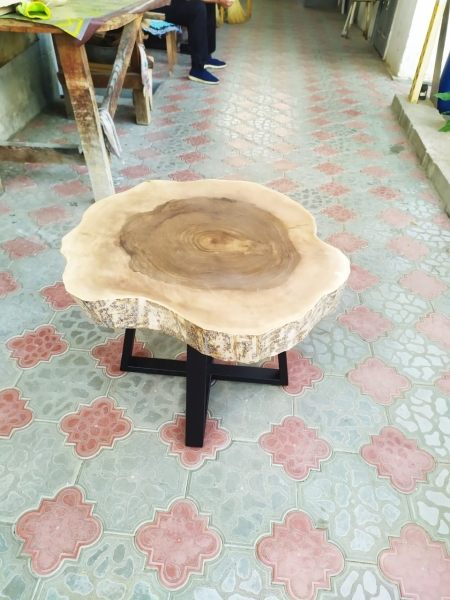 Стол из орехового слэба 0.7×0.7 м